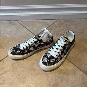 Swingdish spikeless traveler coated canvas. Size 7.5. Color:Scribble print